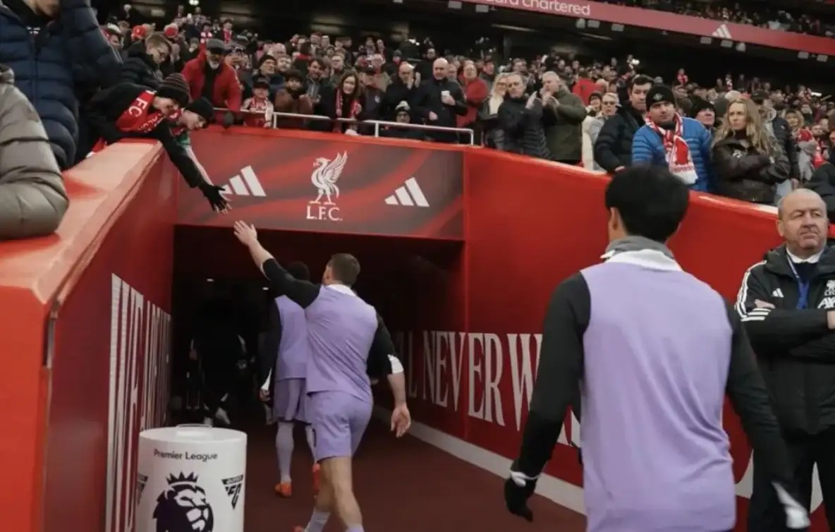 致敬联赛最后一尊大恐龙，他的球员生涯是半部英超历史